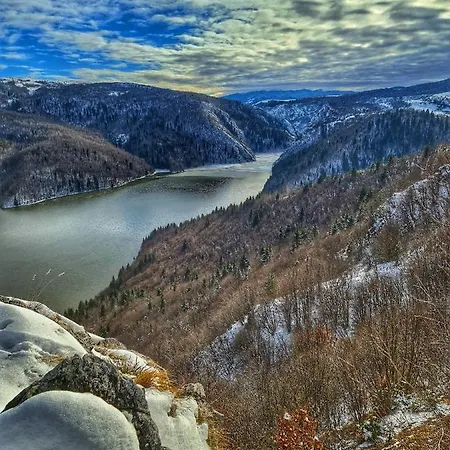 Log Uvac Vakantiehuis